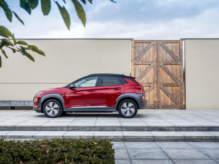  Hyundai Kona Electric (OS) 2018 года  (UK) (фото 16 из 40)